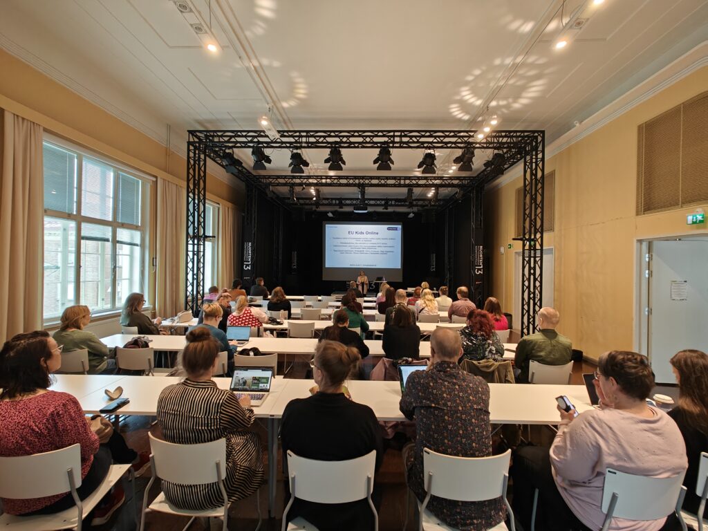 Oivallus-seminaari 2025 tekoälylukutaidosta luennoi Sirkku Kotilainen. Valokuva Jenni Koski.