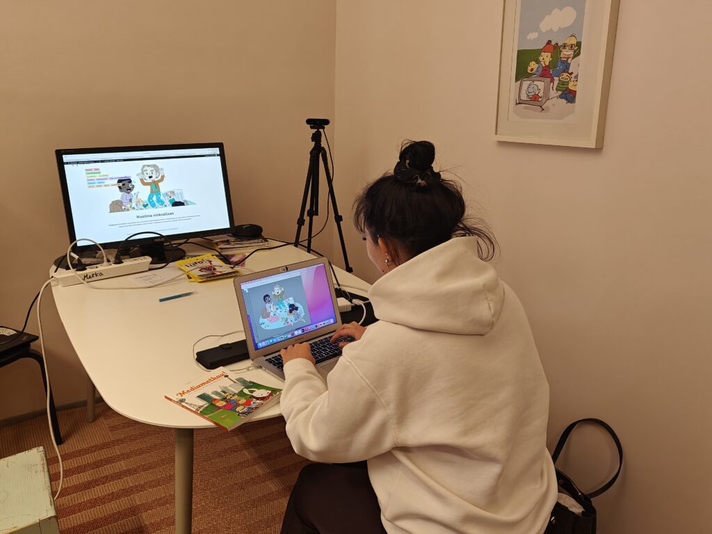 Iida työstämässä Mediametkan oppimateriaaleja